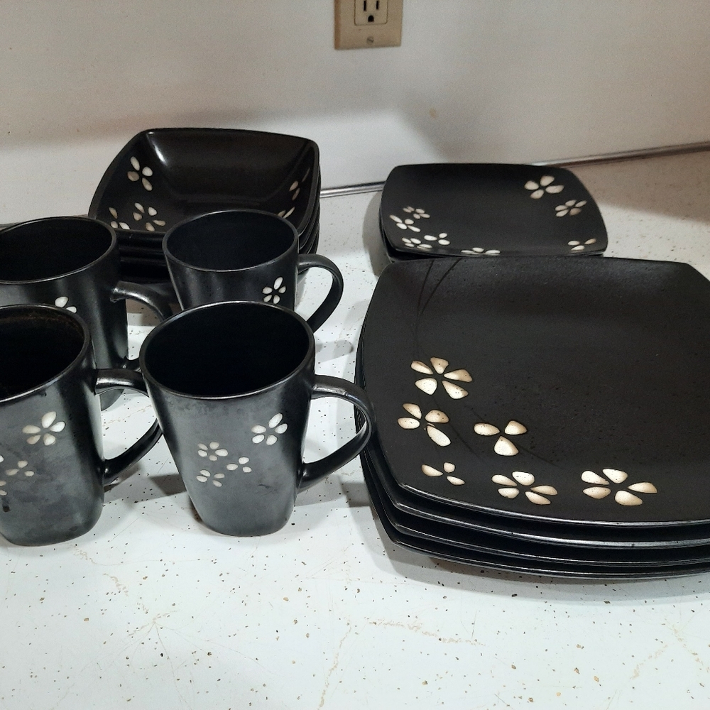 Better Homes & Gardens Dishware Set